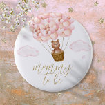 Mamma att vara Nalle Rosa Baby Shower Knapp<br><div class="desc">Anpassa för mamma,  pappa,  barn,  mormor eller någon annan som delar med dig av dina bra- och babyduscharrangemang. Designad av Thisisnotme©</div>