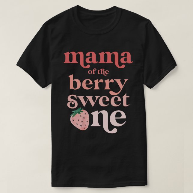 Mamma av Berry Sweet One Strawberry First Birth T Shirt (Design framsida)