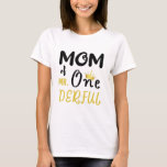 Mamma av Onederful Funny 1:a födelsedagen T-Shirt<br><div class="desc">Mamma från MR Onederful Wonderful 1st Birthday T-Shirt Womens Mamma of Onederful First One-Derful Matching T-Shirt-födelsedag, 1:a födelsedag, första födelsedag, mamma, nyfödd, mamma, mamma, söt, födelsedagspresent, grattis på födelsedagen, present, roligt, ett, 1-åring, första, 1, barn</div>