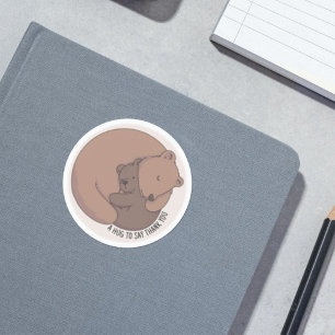 Mamma Bear Hugger Baby Bear Unge Runt Klistermärke