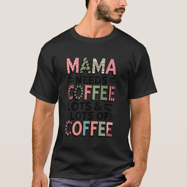 Mamma Behöver Kaffe Massor & Massor Av Kaffe Rolig T Shirt (Framsida)