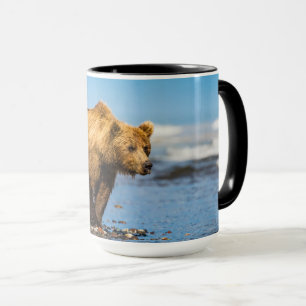 Mamma björn tittar på hennes två barn mugg