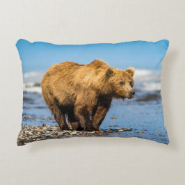 Mamma björn tittar på hennes två barn prydnadskudde