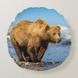 Mamma björn tittar på hennes två barn rund kudde