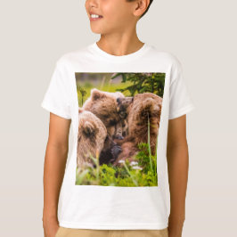 Mamma björn vårdar henne två unge, Sjö Clark Natio T Shirt