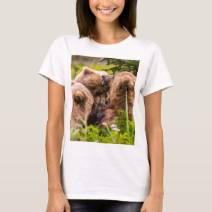Mamma björn vårdar henne två unge, Sjö Clark Natio T Shirt