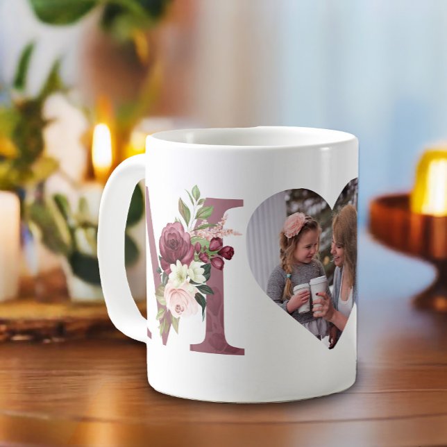 Mamma Blommigt Heart Photo Botanical Kaffemugg (Give your mom a beautiful design with the word mug with watercolor floral on the M's)