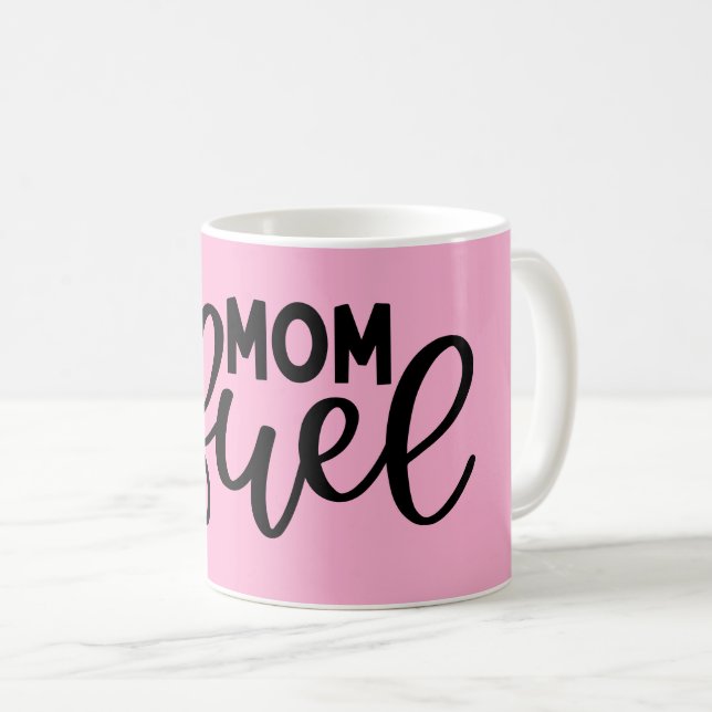 Mamma bränslet lustig rosa modern kaffemugg (Framsida höger)