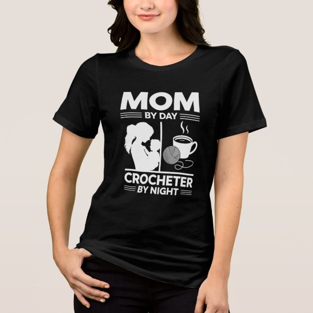 Mamma by Day, Crocheter by Night T Shirt (Framsida)
