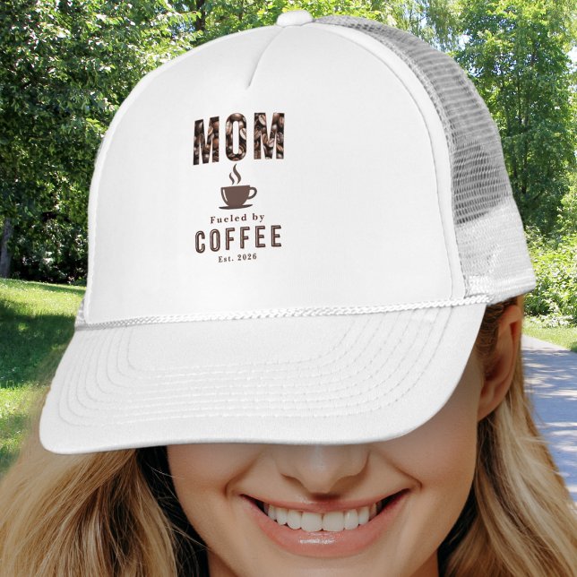 Mamma Coffee Humor Mors Dag Est. Keps (A cap for a "Mom fueled by Coffee" with custom "established" year, cup icon and coffee beans detail)
