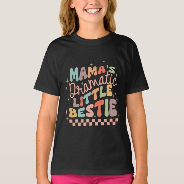 Mamma Dramatic Lil Bestie | Funny Kids T-Shirt (Framsida)