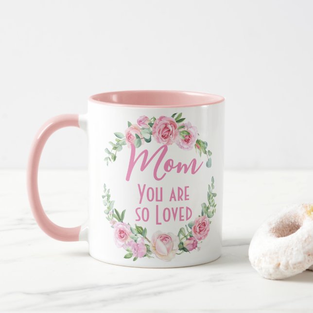 Mamma Du är så älskad i Blommigt Ro Mugg (Med munk)