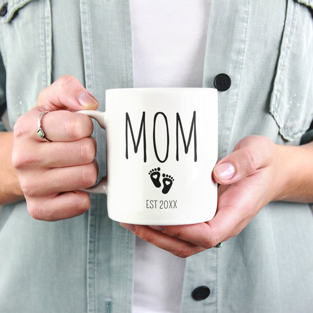 Mamma Est. 20XX Bebisfötter Mugg (Skapare uppladdad)