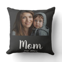 Mamma Est. med årligt svart, modernt skript och fo