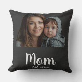 Mamma Est. med årligt svart, modernt skript och fo Kudde