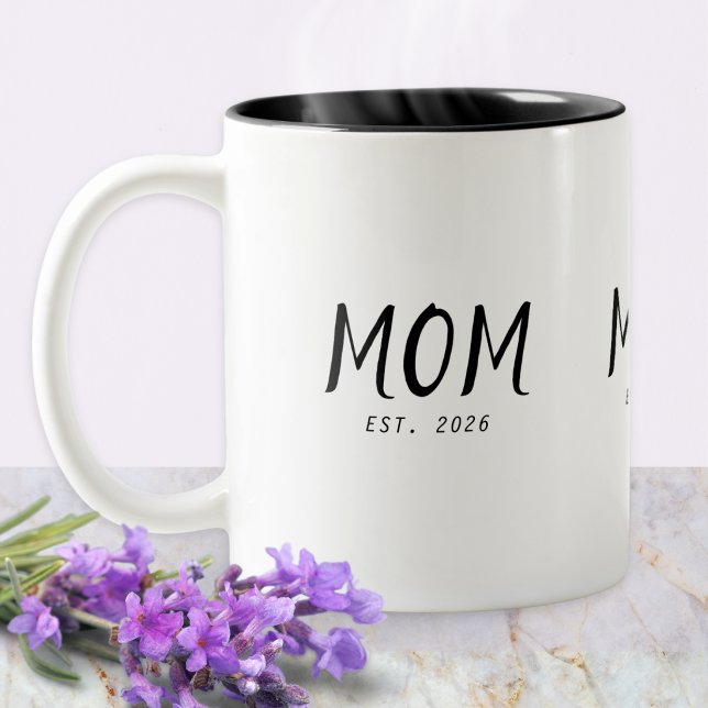 Mamma Estalished Ny Mamma Present Två-Tonad Mugg (A two-tone coffee mug with "Mom Est. 2026" in black text on white)