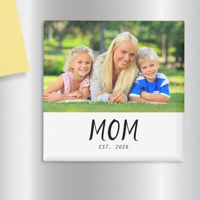 Mamma Etablade Foto Present Magnet (A magnet with "Mom Est. 2026" text and custom photo)