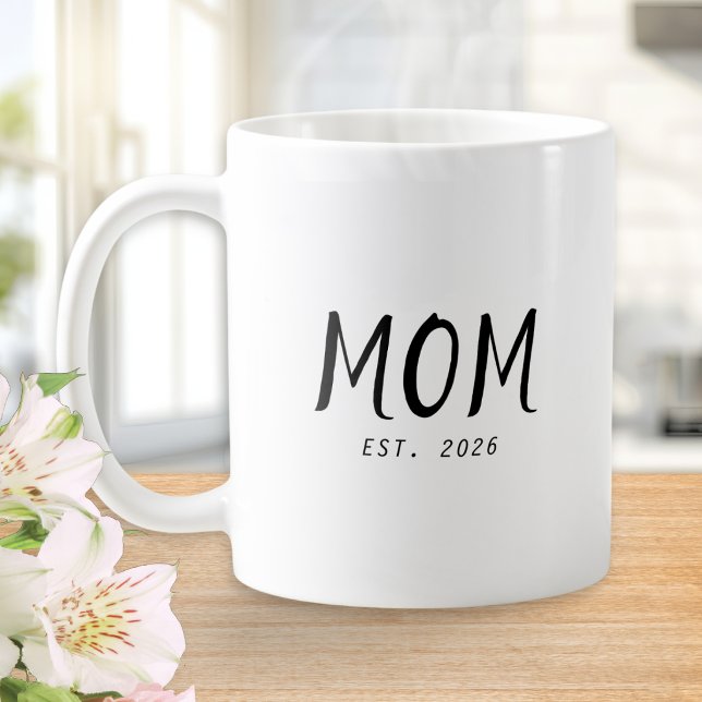 Mamma etablerad Ny Mamma Present Kaffemugg (A white coffee mug with customizable words "Mom Est. 2026" in black text)