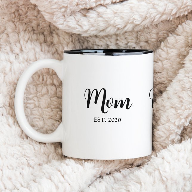 Mamma Etablerad Skript Text Mamma Present Två-Tonad Mugg (Mom established elegant script mug gift with personalizable monogram name and year of becoming a mom)
