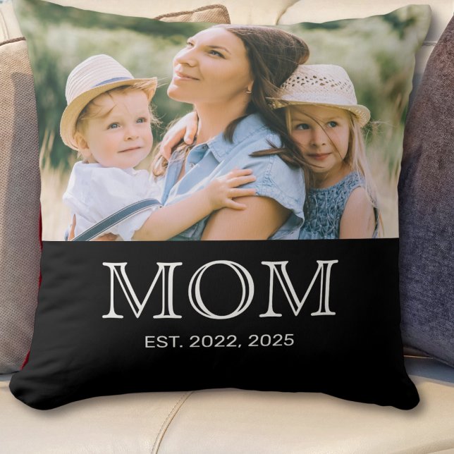 Mamma etablerade foto svart kudde (Skapare uppladdad)