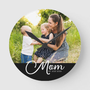 Mamma etablerade modern vit skriptfoto rund klocka
