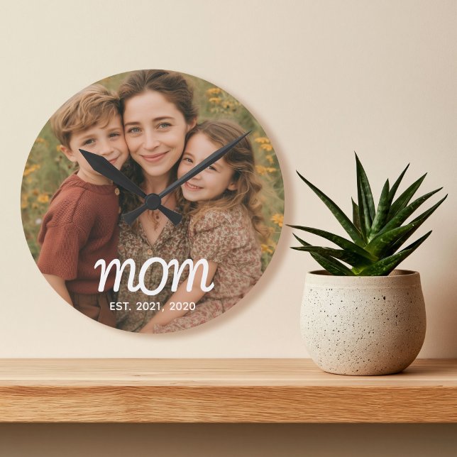 Mamma etablerade modern vit skriptfoto rund klocka (Skapare uppladdad)