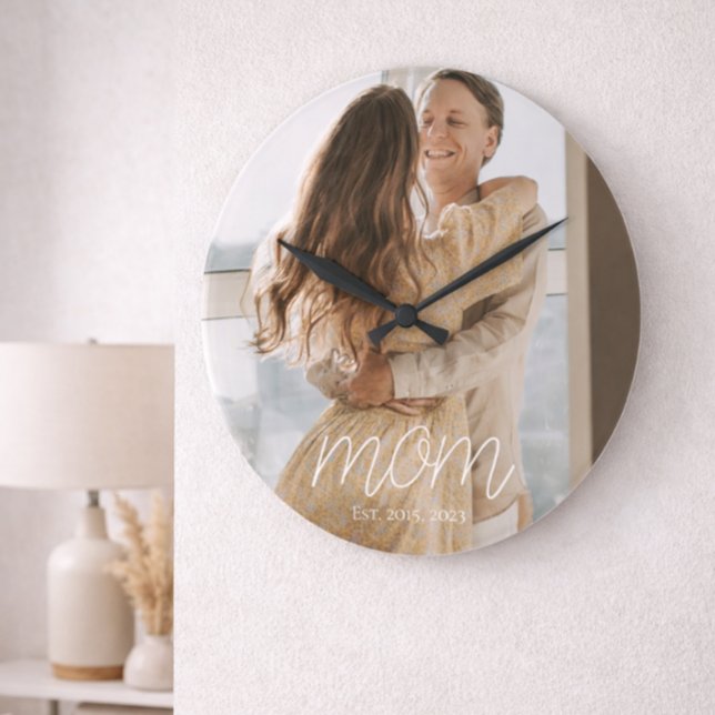 Mamma etablerade modern vit skriptfoto rund  stor klocka (Skapare uppladdad)
