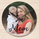 Mamma etablerade modernt manus Foto Rund Klocka<br><div class="desc">Svart mamma etablerade modernt manus Foto Design. Byt ut fotot mot ditt eget av dina barn och ändra åren till de år du blev mamma.</div>