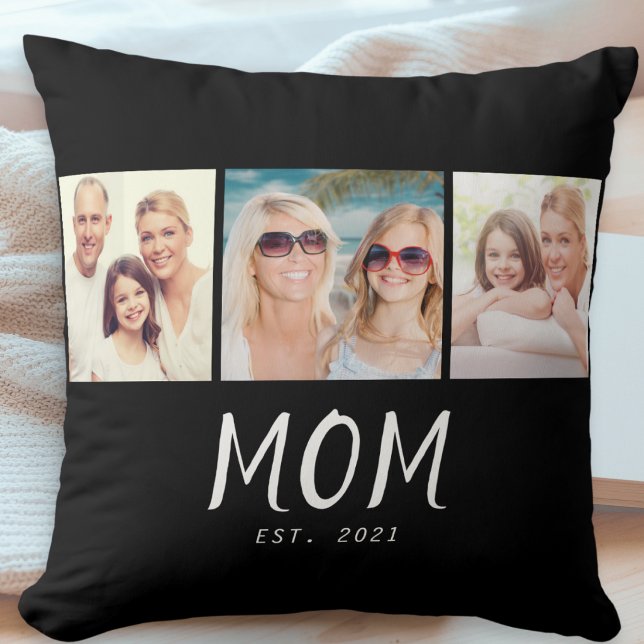 Mamma etablerade modernt skript Svart 3 Foto Kudde (A stylish pillow with three custom photos and "Mom Est. 2021" text with customizable year)