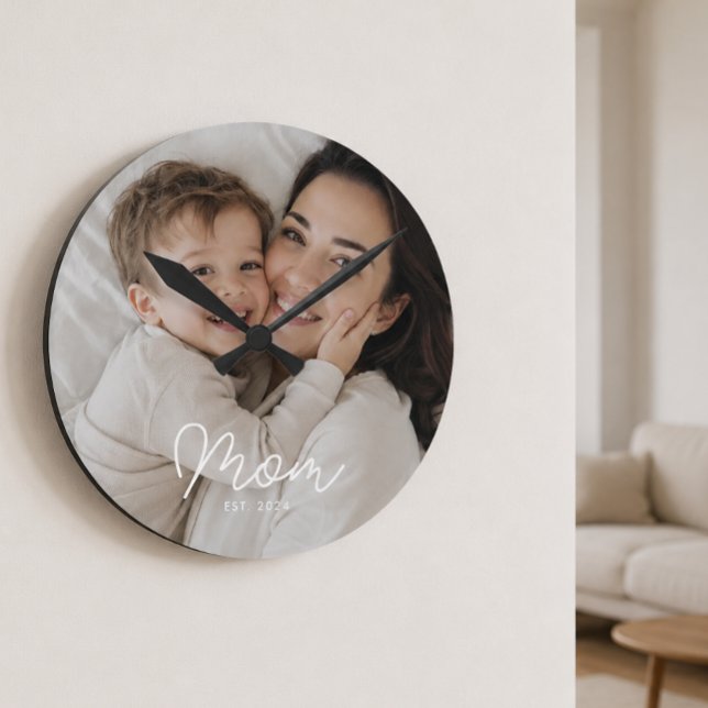 Mamma etablerade modernt vitt skriptfoto rund klocka (Skapare uppladdad)