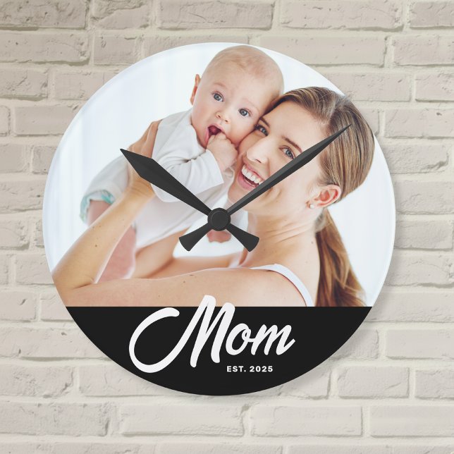 Mamma etablerade modernt vitt skriptfoto rund klocka (Skapare uppladdad)