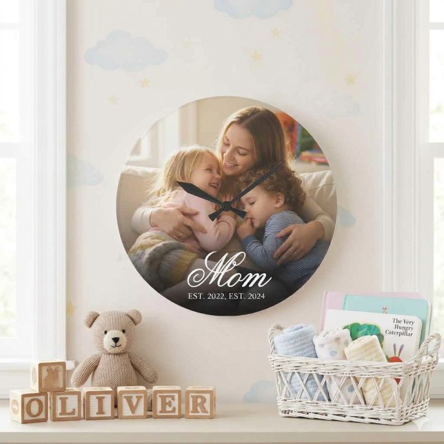 Mamma etablerade modernt vitt skriptfoto stor klocka (Mom Established Modern White Script Photo Large Clock )