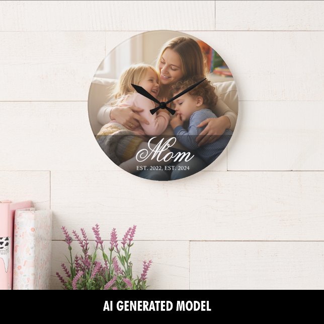Mamma etablerade modernt vitt skriptfoto stor klocka (Mom Established Modern White Script Photo Large Clock)