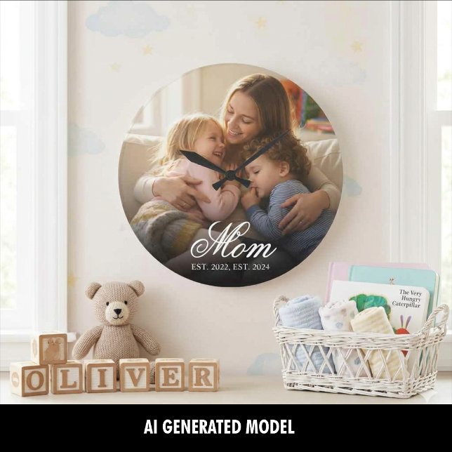 Mamma etablerade modernt vitt skriptfoto stor klocka (Mom Established Modern White Script Photo Large Clock)