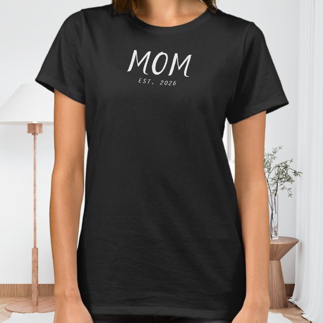 Mamma etablerade ny mammaströja t shirt (A black t-shirt with white customizable text saying "Mom Est. 2026")
