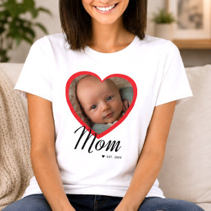 Mamma Etablerade Skript Rött Hjärta Foto Vitt T Shirt