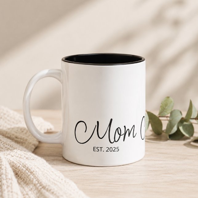 Mamma etablerade svart manus anpassat år Två-Tonad mugg (Add Year(s) to customize. )
