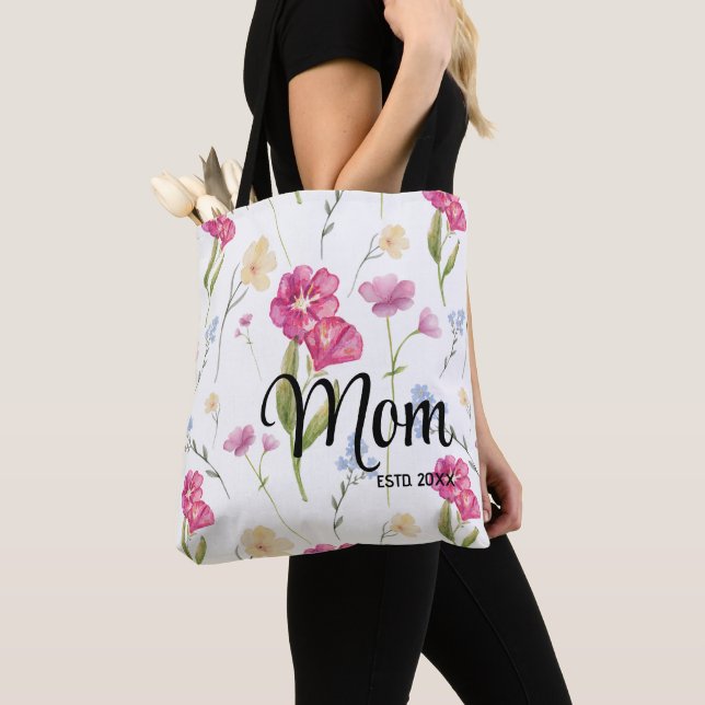 Mamma etablerade vacker blommig tryckt vildblomma tygkasse (Närbild)