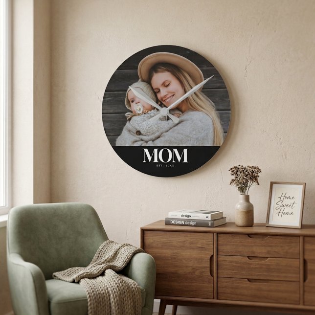Mamma Etablerade Vitt Typografi Foto Present Rund Klocka (Mom Established White Typography Photo Gift Round Clock)