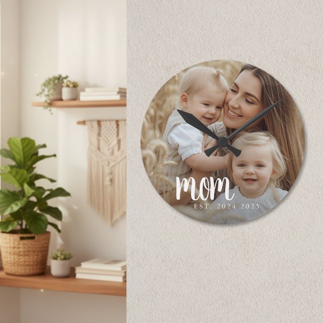 Mamma - etablerat modernt, vitt skriptfoto rund klocka (modern white script photo mom established year date kids picture mothers day gift for new mama)