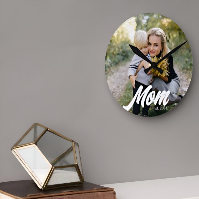 Mamma - etablerat modernt, vitt skriptfoto rund klocka (Skapare uppladdad)