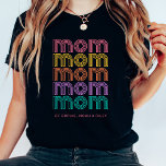 Mamma | Färgstark text för Bright Disco Stil T Shirt<br><div class="desc">Den här svarta skjortan i roligt och snyggt säger "mamma" fem gånger,  i återinspirerad ljusa färger av rosa,  gult,  orange,  lila och turkos och trendig-disco stil typografi. Lägg till dina barns namn för att visa hur stolt du är över att vara deras mor.</div>