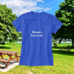 "Mamma favoriter" Funny Quote Syskon Rivalry T Shirt<br><div class="desc">Perfektens roligt T-shirt för din nästa familjeåterförening eller möte. Den snyggt vita texten står mot en söt blå bakgrund. Texten lyder: "Mamma favoriter". Kör din syskon vild! Kontrollera storlekssorteringsschemat för Zazzle för att få bästa möjliga passning.</div>