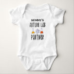 Mamma Future Lab Partner - Scientist T Shirt<br><div class="desc">Utformningen innehåller citatet "Mamma Future Lab Partner" med en illustration av laboratoriet inslag. Det ser bra ut för ett meddelande om gravid eller ett tillkännagivande om baby för en laboratorietekniker</div>