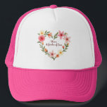 Mamma Garden av Kärlek Keps<br><div class="desc">En vacker hjärteillustration av blommigten med olika färgstarka blommor som ro och liljor i skuggor av rosa, orange och gult, omgivna av gröntens löv och stammar. Texten "Mamma: A Garden of Kärlek" står elegant i blommigtens hjärta mot en mjuk grått-bakgrund.</div>