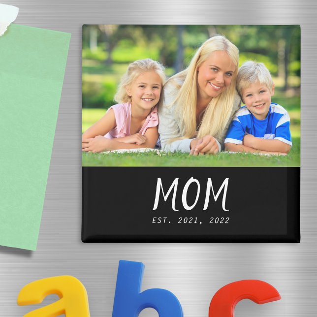 Mamma Grundad Foto Mors Dag Magnet (A square magnet with custom photo and "Mom est." caption with personalized year(s))