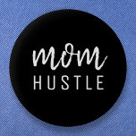 Mamma Hustle | Modern Script Black Mors dag Knapp<br><div class="desc">En enkel,  snyggt "Mamma Hustle"-anpassningsbar citerar konsthjälp i modern minimalistisk,  färgskriven manustypografi i svart som lätt kan vara personlig för perfekt Mors dag-presenten.</div>