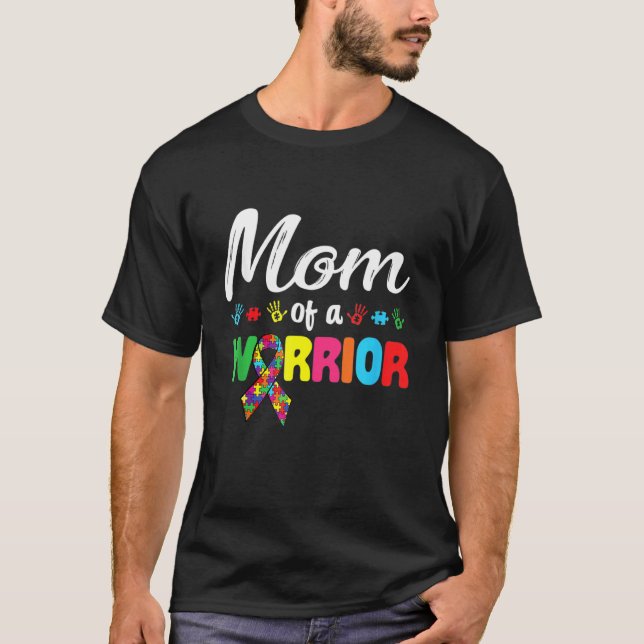 Mamma i ett krigare familjematchande världsautismk t shirt (Framsida)