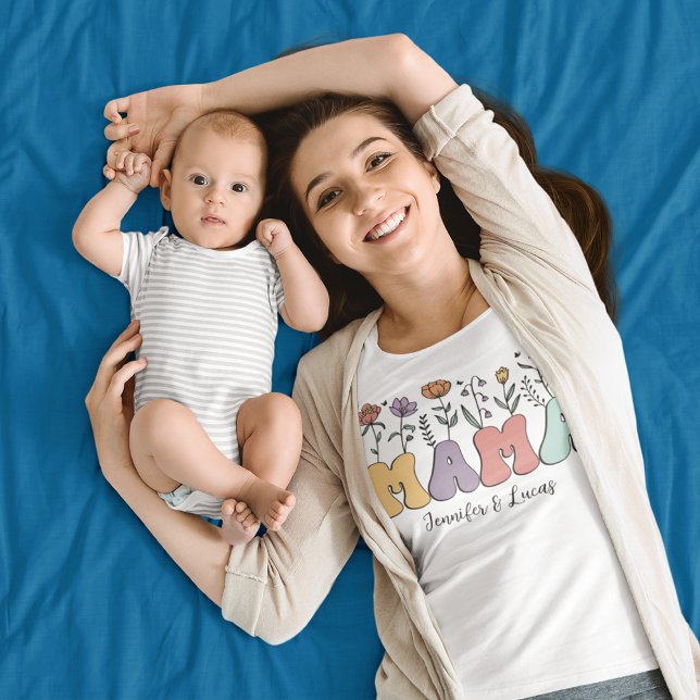 Mamma i färgade blommor med egna namn t shirt (Mama in colorful flowers with custom names T-Shirt)