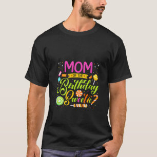 Mamma i Födelsedagsfesten för daglig godis m. T Shirt